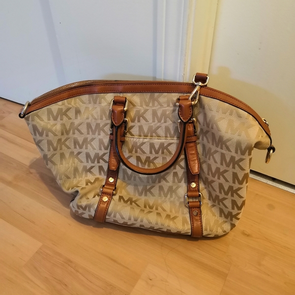 Micheal Kors two way purse - Picture 2 of 4